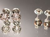 trois paires de boucles d'oreilles posées sur une table