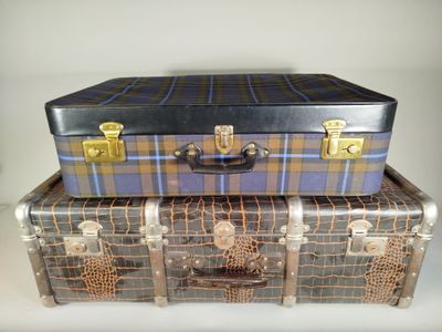 trois valises empilées les unes sur les autres sur une table