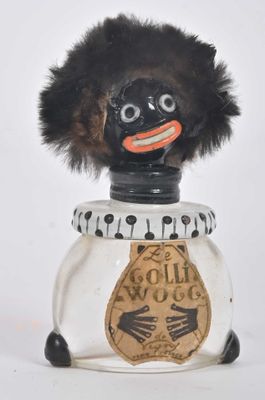 un petit bocal en verre contenant une poupée