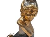 statue d'une femme tenant une bouteille de vin sur un socle noir