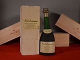 une bouteille de vin à côté d'un carton de vin