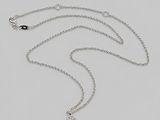 une photo d'un collier avec un pendentif en forme de papillon attaché à une chaîne