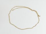 un bracelet en chaîne d'or à chaîne unique sur fond blanc