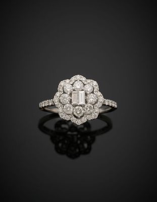 une bague Art déco sertie d'un groupe de diamants