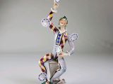 une figurine représentant un clown coiffé d'un chapeau