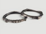 une paire de bracelets en argent sur fond blanc