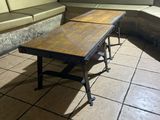 une table en bois posée sur un sol carrelé dans une pièce