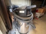une photo d'un aspirateur dans un garage