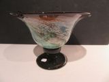un vase en verre posé sur une table