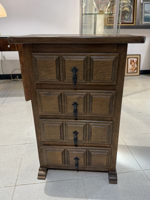 une grande commode en bois exposée dans une pièce