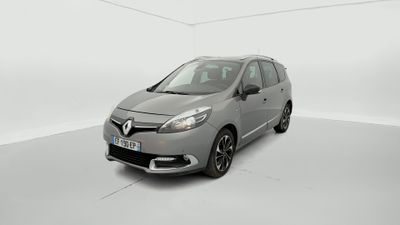 Une voiture grise est garée dans une pièce blanche au sol blanc.