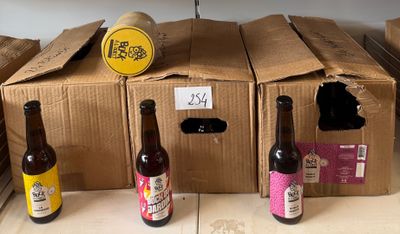 Plusieurs bouteilles de bière sont alignées sur une étagère dans un magasin