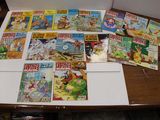 beaucoup de bandes dessinées sur la table