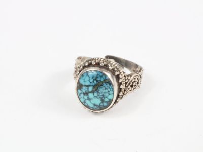 Gros plan sur une bague ornée d'une turquoise
