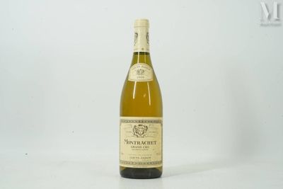 une bouteille de vin posée sur une table