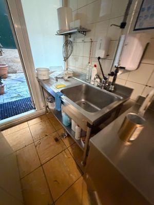 une cuisine équipée d'un évier et d'une fenêtre