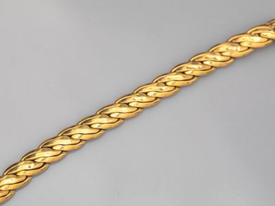 Bracelet en or jaune 750°/°° (18K), à maille plate torsadé.