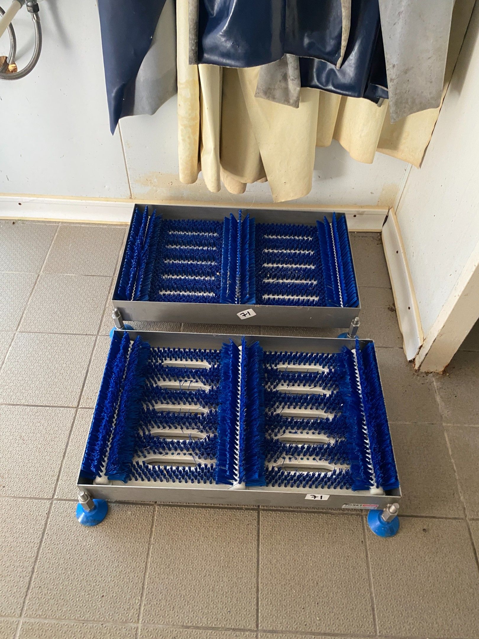 Deux pédiluves inox avec gratte-pieds