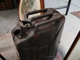 une valise posée par terre à côté d'un miroir
