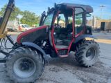 un tracteur qui est à l'arrêt dans la terre