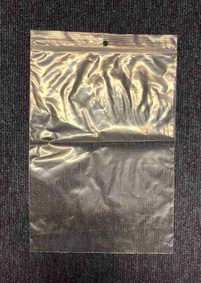 un sac en papier d'argent posé sur un tapis noir