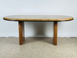 une table avec un plateau en marbre et des pieds en bois