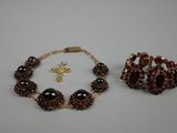 deux bijoux, dont une croix et un bracelet