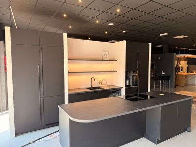 une grande cuisine avec un îlot central au milieu de la pièce