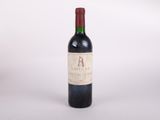 une image d'une bouteille de vin rouge sur fond blanc