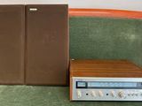 une radio posée sur un canapé vert à côté d'un meuble marron