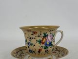 gros plan d'une tasse et d'une soucoupe sur une surface blanche