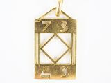 un gros plan d'un pendentif en or orné d'un diamant au centre
