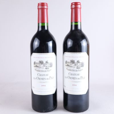 deux bouteilles de vin rouge posées l'une à côté de l'autre sur une table