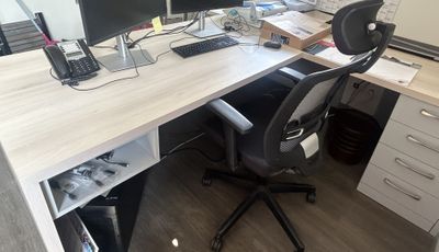 un bureau équipé de deux écrans et d'un clavier