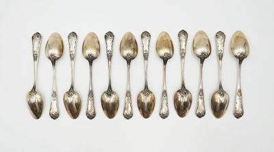 un lot de six cuillères en métal argenté