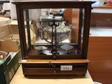 une horloge posée sur une table dans une pièce