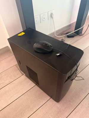 une boîte noire sur laquelle est posée une souris