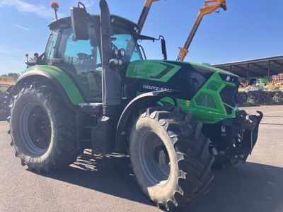 une photo d'un tracteur garé sur un parking