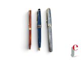deux stylos et un stylo à bille posés côte à côte sur une surface blanche