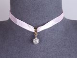 gros plan d'un collier sur un mannequin mannequin mannequin mannequin mannequin mannequin mannequin mannequin mannequin