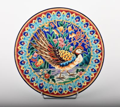 une assiette décorative sur laquelle est peint un oiseau