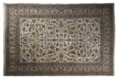 un tapis persan antique avec un motif floral sur fond blanc