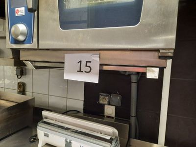 une photo d'une cuisine avec un four grille-pain et un four grille-pain