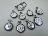tout un tas d'horloges posées sur une table