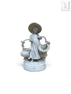 une statue représentant une femme tenant un panier de fleurs