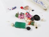 de nombreuses perles de différentes couleurs et des perles sur la table