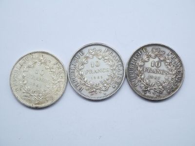 trois types de pièces différents sur une surface blanche
