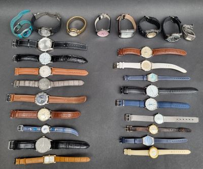 un grand nombre de montres posées sur une table