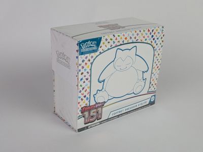 une boîte blanche sur laquelle est représenté un chat