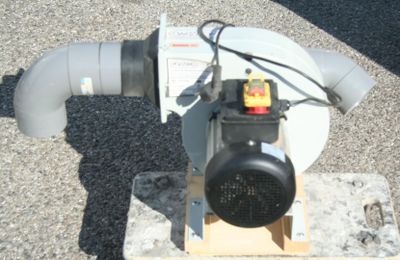 l'image d'une pompe à eau à laquelle est attaché un tuyau